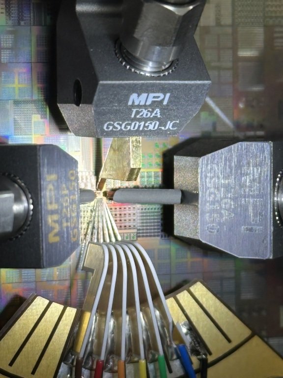 화합물반도체센터는 다양한 반도체 성능 측정 장비를 활용해 기업 및 대학의 반도체 제작을 지원하고 있다. 사진은 반도체 성능 측정 장비를 활용한 측정 과정. 화합물반도체센터