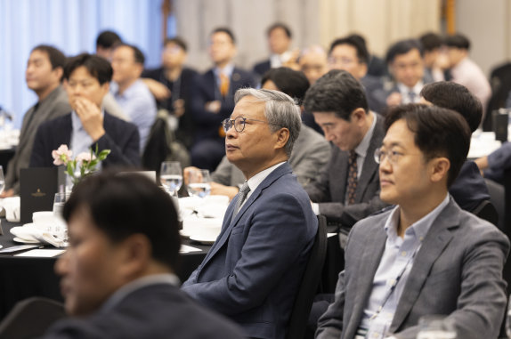 국내 화합물반도체 분야 기업과 연구기관, 대학 등 178곳이 힘을 모아 CSTA를 발족했다. 5월 20일 서울 강남 그랜드 인터컨티넨탈 파르나스에서 열린 발족식에는 학계와 산업계 전문가 60여 명이 참석해 새로운 출발을 함께했다. 홍중식 기자