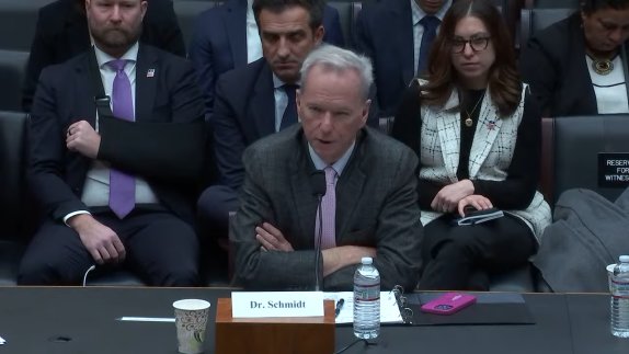 2025년 4월 9일, 미 하원 에너지 및 상업위원회 청문회에 에릭 슈미트 전 구글 CEO가 증인으로 출석해 발언하고 있다. 유튜브 캡처