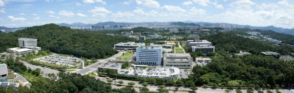 국내 기업과 연구기관도 탄화규소(SiC), 질화갈륨(GaN) 전력반도체 기술을 축적했지만, 산업단지와 네트워킹 부재로 글로벌 경쟁에서 뒤처질 우려가 제기된다. 사진은 한국전자통신연구원 전경. 한국전자통신연구원