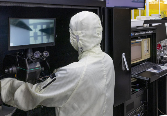 한국나노기술원의 반도체 생산 팹(Fab)에서 연구자가 반도체 회로의 전기적 특성을 측정하고 있다. 박해윤 기자