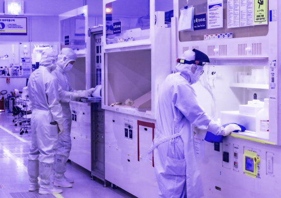 화합물반도체에 화학약품 처리를 하는 모습. 박해윤 기자