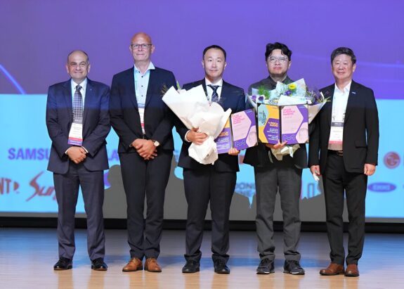 김상현 교수(가운데)는 8월 20일 부산 벡스코에서 열린 제22회 머크 어워드에서 ‘머크 젊은 과학자상’을 수상했다. 독일의 대표 과학기술기업인인 머크가 2004년 제정한 기술 논문상으로, 그는 무기물 기반 마이크로LED 디스플레이 기술의 핵심 원천 지식재산(IP)을 국내 독자 기술로 확보하고, 초고해상도 및 저전력 AR/VR 디스플레이 구현을 가능케 한 공로를 인정받았다. KAIST