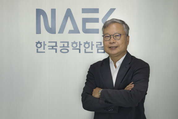 윤의준 한국공학한림원 회장은 “화합물반도체가 대한민국의 지속 가능한 미래를 이끌 성장 동력이 될 것”이라고 전망했다. 조영철 기자