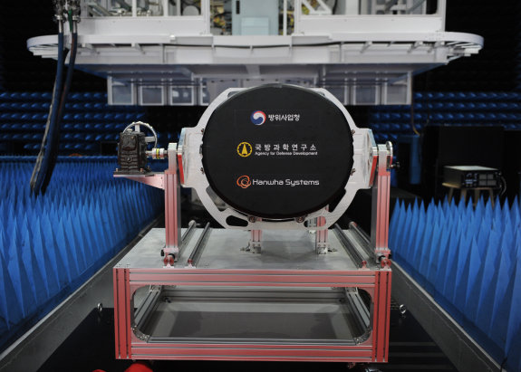 한국형 전투기(KF-21)에 탑재한 핵심 장비인 에이사(AESA) 레이더. 방위사업청