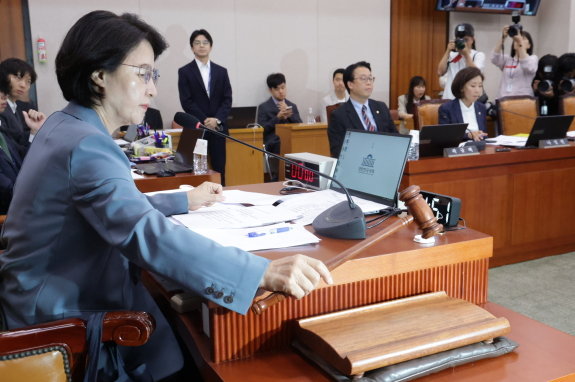 9월 24일 추미애 법제사법위원장이 국회 법사위 전체 회의에서 정회를 선언하고 있다. 동아DB