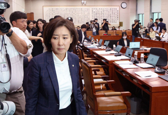 9월24일 서울 여의도 국회에서 열린 법제사법위원회 전체 회의에서 나경원 국민의힘 의원이 회의실을 나서고 있다. 동아DB