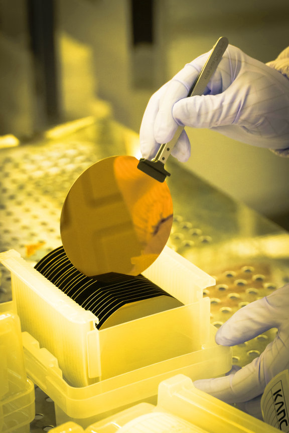 화합물반도체 웨이퍼의 모습. 박해윤 기자