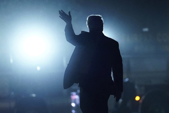 9월 20일 도널드 트럼프 미국 대통령이 버지니아 마운트버넌에서 열린 정치 후원 행사에 참석한 후 전용 헬기에 탑승하며 손을 흔들고 있다. AP 뉴시스