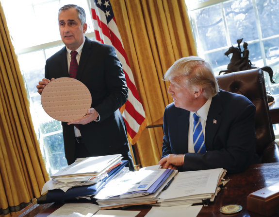 도널드 트럼프 미국 대통령이 첫 임기 때인 2017년 2월 8일 워싱턴 백악관 집무실에서 실리콘 웨이퍼를 들고 있는 인텔 CEO 브라이언 크러재니치를 바라보고 있다. 뉴시스