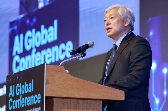 염재호 국가AI위원회 부위원장이 3월 25일 서울 중구 롯데호텔에서 열린 ‘AI 글로벌 콘퍼런스’에서 축사하고 있다. 뉴스1