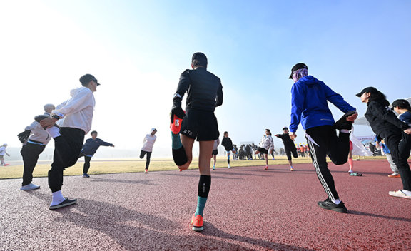 마라톤대회에 앞서 참가자들이 몸을 풀고 있다. 뉴시스