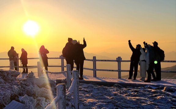 지리산 노고단을 찾은 등산객이 일출을 보며 기념 촬영을 하고 있다. 구례군
