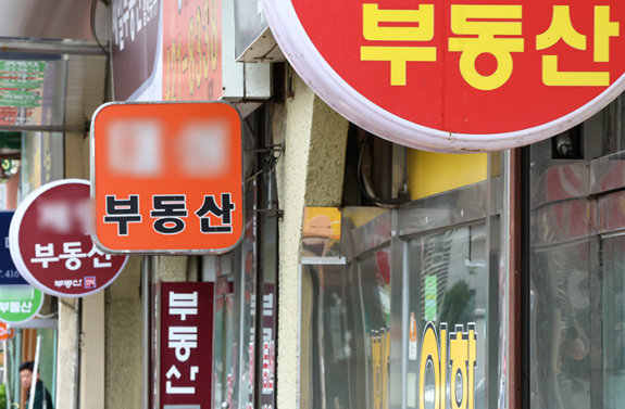 서울 인근 지역에 공인중개사무소가 늘어서 있다. 공인중개사무소에서 가계약금을 주고받곤 하는데 이는 법적 보호를 받기 어려울 수도 있다. 뉴스1