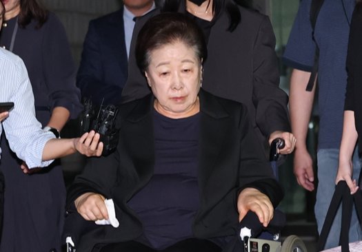 한학자 통일교 총재가 9월 22일 서울 서초구 서울중앙지방법원에서 구속 전 피의자 영장실질심사를 마친 뒤 대기 장소인 서울구치소로 향하고 있다. 뉴스1