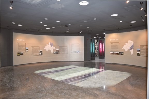 경상북도독립운동기념관의 제2전시관 안동실. 경북 독립운동의 뿌리인 안동 전통마을의 항일투쟁을 소개하고 있다. (재)경상북도호국보훈재단 