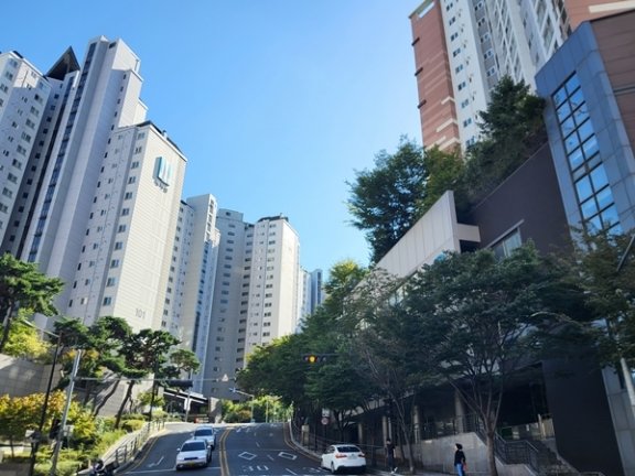 3월 19일 강남3구와 용산구 아파트 부지가 토지거래허가구역으로 묶인 후 풍선효과를 본 서울 성동구 아파트 단지. 김건희 객원기자