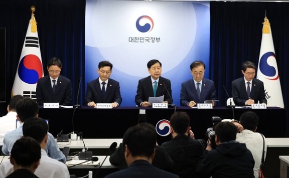 정부는 10월 15일 서울 전역과 경기 12곳의 갭투자를 강력히 규제하는 부동산대책을 발표했다. 뉴스1