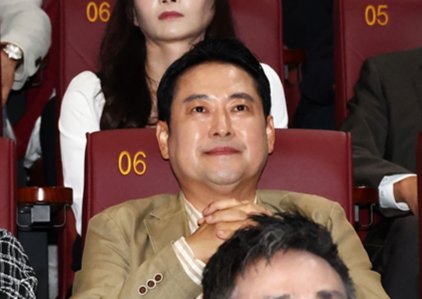 장동혁 국민의힘 대표가 10월 7일 오후 서울 영등포구 롯데시네마 영등포점에서 영화 '건국전쟁2'를 관람하고 있다. 뉴스1