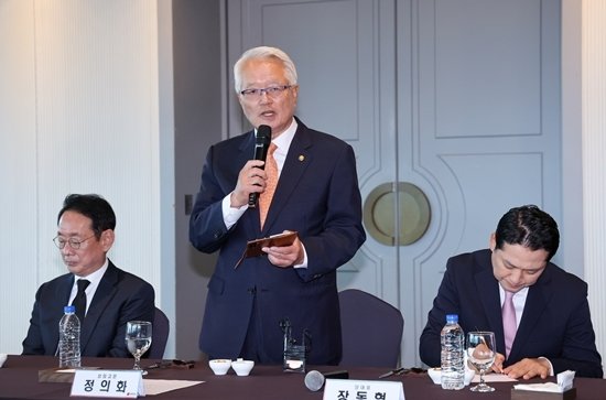 국민의힘 정의화 상임고문이 10월 13일 서울 영등포구 서울시티클럽 백원에서 열린 상임고문단 회의에 참석해 발언하고 있다. 왼쪽부터 김도읍 정책위의장, 정 고문, 장동혁 대표. 뉴스1