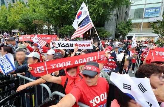 9월 28일 오후 서울 중구 숭례문 인근 세종대로에서 열린 국민의힘 ‘사법파괴 입법독재 국민 규탄대회’에서는 ‘윤 어게인(윤석열 전 대통령+AGAIN)’ 문구를 외치는 사람들도 눈에 띄었다. 동아DB