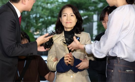 경찰이 10월 2일 이진숙 전 방통위원장을 공직선거법·국가공무원법 위반 등 혐의로 체포하며 수갑을 채워 압송하고 있다. 뉴시스