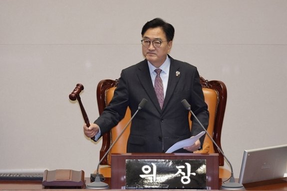 우원식 국회의장이 9월 26일 서울 여의도 국회에서 열린 제429회국회(정기회) 9차 본회의에서 검찰청 폐지를 골자로 한 정부조직법 개정안이 통과되자 의사봉을 두드리고 있다. 정부조직법 개정안이 국회를 통과하면서 1948년 8월 정부 수립과 함께 설치된 검찰청은 78년 만에 간판을 내리게 된다. 뉴스1