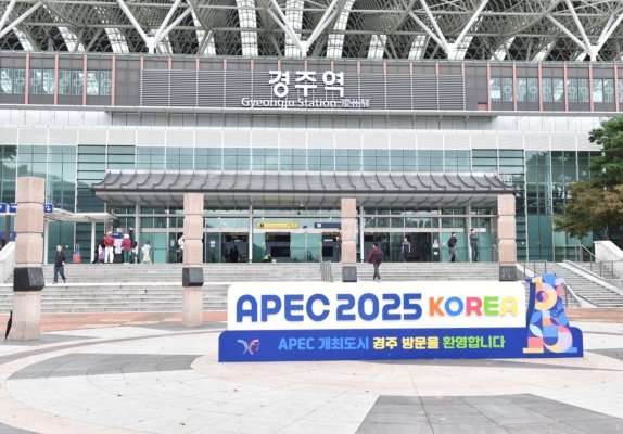 경주역 앞에 첨성대를 형상화한 2025 경주 APEC 정상회의 기념 조형물. 은재원