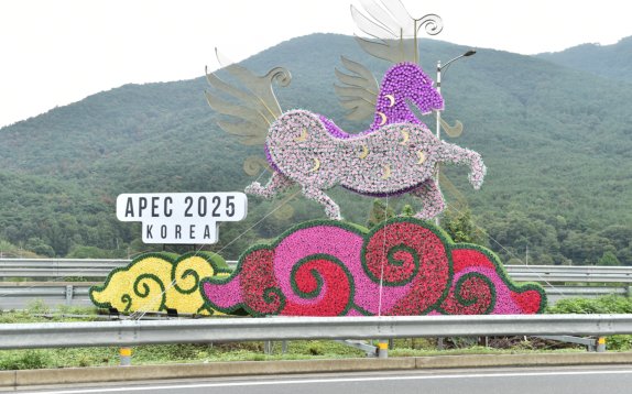 경주역 인근 도로 한 복판에 설치된 천마 모양의 화환. 은재원