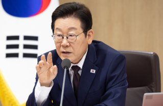 이재명 대통령은 10월 14일 서울 용산 대통령실 청사에서 열린 국무회의에서 “부동산투기는 폭탄 돌리기, 언젠가 일본처럼 될 가능성 있다”고 지적했다. 이튿날인 15일, 정부는 더 강력한 부동산시장 규제 대책을 발표했다. 뉴스1