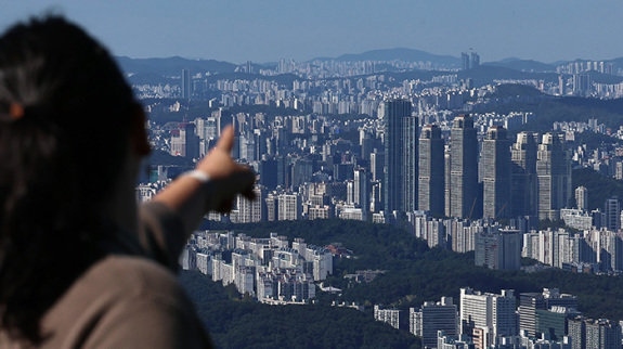 10월 15일 경기 광주시 남한산성에서 내려다본 서울의 아파트 단지 전경. 이날 정부는 기존 강남구·서초구·송파구·용산구 4개 자치구의 규제지역 지정은 유지하면서, 나머지 서울 21개 자치구 전역과 경기 12개 지역을 조정대상지역 및 투기과열지구로 추가 지정했다. 뉴스1