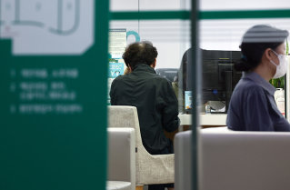 10월 15일 서울 시내의 한 은행에서 시민들이 상담을 받고 있다. 이날 정부 대책에 따라 16일부터 수도권·규제 지역의 시가 15억 원 초과 25억 원 이하 주택은 4억 원, 시가 25억 원 초과 주택은 2억 원으로 대출 한도가 차등 적용됐다. 뉴스1