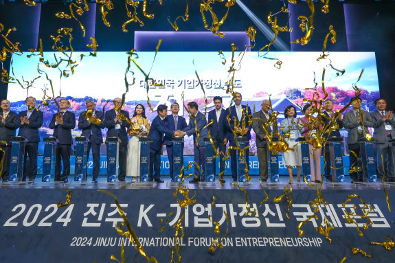 지난해 9월 30일 경상국립대 이스포츠경기장에서 열린 ‘2024 진주 K-기업가정신 국제포럼’ 개막식. 동아DB