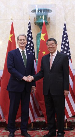 6월 9일 영국 런던에서 스콧 베선트 미국 재무장관(왼쪽)과 허리펑 중국 국무원 부총리가 미중 고위급 통상 협상 개시를 앞두고 악수하고 있다. 뉴시스