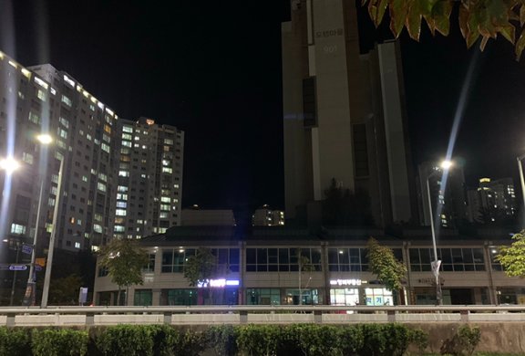 세종시 어진동의 불 켜진 아파트와 불 꺼진 상가가 대조를 이룬다. 구자홍 기자