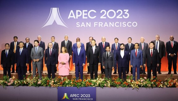 2023년 11월 16일, 미국 샌프란시스코 모스코니센터에서 열린 APEC 정상회의에 모인 각국 정상들이 기념 촬영을 하고 있다. 앞줄 왼쪽 두 번째가 시진핑 중국 국가주석, 가운데가 조 바이든 미국 대통령. 맨 오른쪽이 윤석열 대통령. 뉴시스