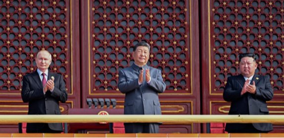 9월 3일 중국 베이징 톈안문 망루에서 김정은 북한 국무위원장과 시진핑 중국 국가주석, 블라디미르 푸틴 러시아 대통령(오른쪽부터)이 중국 전승절 80주년 열병식을 지켜보고 있다. 뉴시스