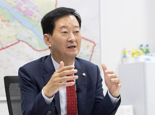 최은석 국민의힘 의원은 “상법 개정안과 노란봉투법 같은 반기업 정서가 강한 법을 만들어놓고 코스피 5000 시대를 말하는 것은 앞뒤가 전혀 맞지 않는다”고 비판했다. 지호영 기자