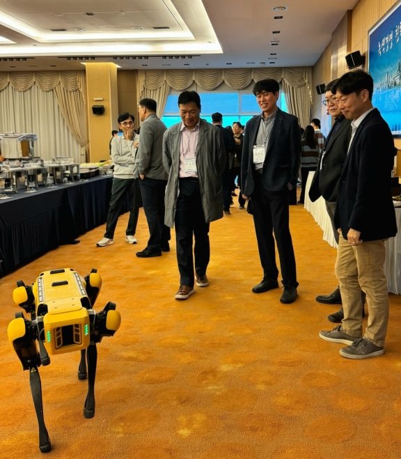  현대제철 임직원들이 보스턴다이나믹스의 4족 보행 로봇 '스팟(SPOT)' 시연을 보고 있다. 현대제철