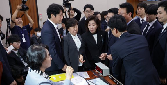 10월 13일 국민의힘 의원들이 서울 여의도 국회에서 열린 법제사법위원회의 대법원 등에 대한 국정감사에서 추미애 법사위원장에게 조희대 대법원장 이석을 요청하며 항의하고 있다. 동아DB