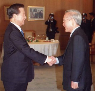 1999년 3월 17일 여야 총재 회담을 위해 청와대에서 만난 김대중 대통령과 이회창 한나라당 총재가 서로 반갑게 웃으며 악수하고 있다. 동아DB