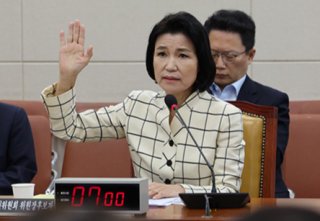 2024년 7월 26일 사흘째 열린 국회 과학기술정보방송통신위원회의 이진숙 방송통신위원장 후보자 인사청문회에서 최민희 위원장이 이 후보자를 향해 “뇌 구조에 문제가 있다”고 말하자 이 후보자가 불쾌해하며 손을 번쩍 들어 “사과를 원한다”고 여러 차례 요구했다. 동아DB