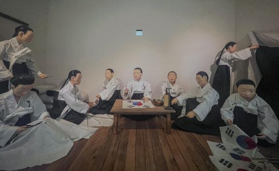 일신여학교 교사 주경애·박시연과 학생 9명은 3·1운동의 불꽃을 부산 전역으로 확산시켰다. 사진은 일신여학교 학생들이 일제 몰래 항일운동을 준비 중인 모습을 재현한 디오라마. 홍중식 기자