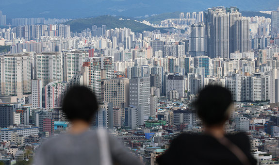 서울 아파트 등 주요 자산의 대부분을 기성세대가 보유하면서 청년들의 서울 진입 기회가 줄었고, 이는 청년세대 전반의 불안감을 키웠다. 사진은 10월 16일 서울 남산에서 바라본 아파트 단지 광경. 뉴스1