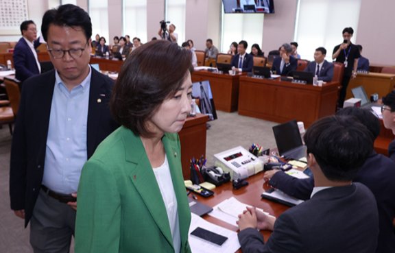 9월 2일 서울 여의도 국회 법제사법위원회 전체회의 중 추미애 위원장의 회의 진행에 항의해 국민의힘 나경원·곽규택 의원 등이 퇴장하고 있다. 뉴시스