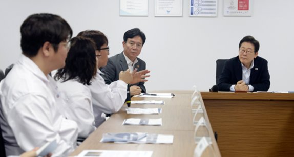 이재명 대통령이 7월 25일 경기 시흥시 SPC삼립 시화공장에서 열린 산업재해 근절 현장 노사간담회에서 SPC 직원들의 발언을 듣고 있다. 뉴시스