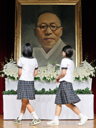 6월 26일 서울 용산구 백범김구기념관에서 열린 ‘백범 김구 선생 제76주기 추모식’에서 학생들이 헌화하고 있다. 뉴스1