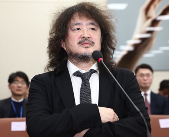 방송인 김어준 씨가 2024년 12월 13일 서울 여의도 국회에서 열린 과학기술정보방송통신위원회 전체회의에 출석해 질의에 답변하고 있다. 뉴스1