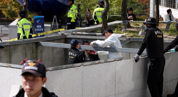 2014년 10월 18일 경기 성남시 판교동 유스페이스 앞 환풍구 붕괴 사고현장에서 국립과학수사 연구원 관계자들이 현장을 살펴보고 있다. 동아DB