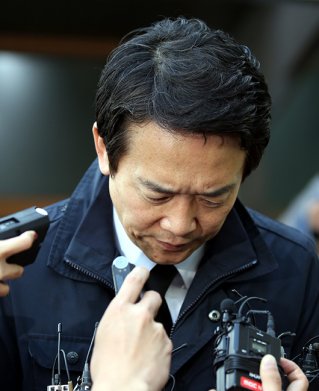 2014년 10월 18일 경기 성남시 분당구청에서 남경필 당시 경기도지사가 판교테크노밸리 야외광 장 환풍구 덮개 붕괴 사고에 대해 “경기도에서 발생한 사고는 모두 도지사의 책임”이라고 말하며 고개를 숙였다. 동아DB